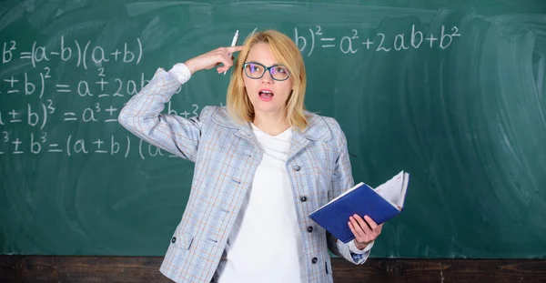 Maestra mujer explicar cerca de pizarra. El profesor de escuela explica bien las cosas y hace que el tema sea interesante. La enseñanza efectiva implica la adquisición de conocimientos relevantes sobre los estudiantes. Lo que hace gran maestro — Foto de Stock