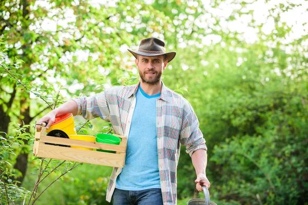 Sexy boer Hold houten kist met pot. landbouw en landbouwteelt. Tuin apparatuur. Eco Farm Worker. Oogst. gelukkige dag van de aarde. Eco living. Ranch man in cowboy hoed. Zelfverzekerde tuinman — Stockfoto