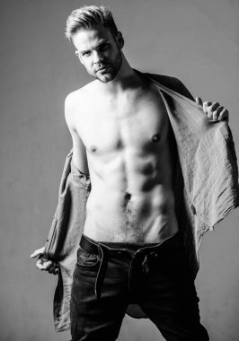 Saf mükemmellik. Erkek moda ve güzellik. Seksi çıplak gövde adamla altı paketi. Sporcu adam, saç bakımı. Kas eğitmen sonra spor. Fitness diyet. Arzu ve günaha. Seksi kas maço