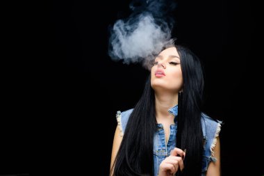 nargile barı. Elektronik sigara. siyah arka planda duman üfler. Kötü alışkanlık. Kadın buharı. sağlıksız bağımlılık. Tabacco ilacı. seksi kadın sigara puro. kopya alanı. Uyuşturucubenden uzak dur.