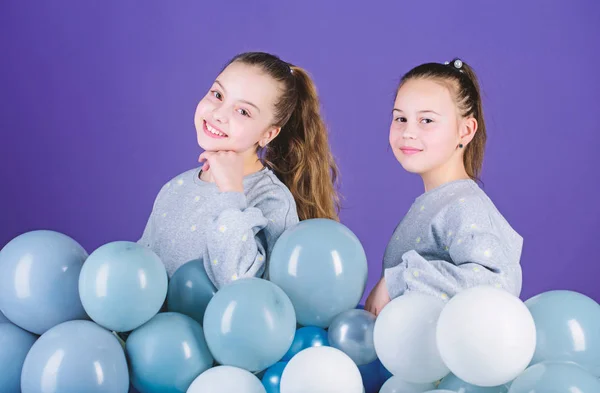 La festa e 'iniziata. Bambini felici che giocano con i palloncini. Usare palloncini per festeggiare il compleanno. Bambine che si divertono con palloncini colorati. I palloncini sono festivi — Foto Stock