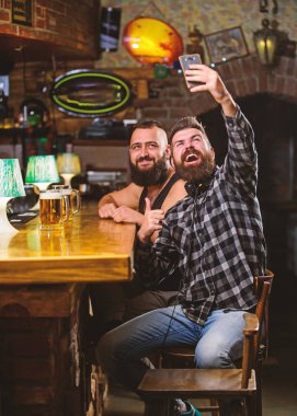 Harika akşam barda hatırlamak selfie fotoğraf çekmek. Çevrimiçi iletişim. Adam hipster tutun smartphone sakallı. Alarak selfie kavramı. Selfie arkadaşlar sosyal ağlara göndermek. Adam Bar bira içmek