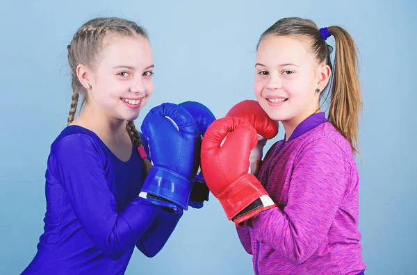 Golpeando nocaut. Actividad infantil. Fitness. salud energética. Éxito deportivo. Amistad. Niños deportistas felices en guantes de boxeo. entrenamiento de las niñas pequeñas boxeador en ropa deportiva. Energía dentro de ellos —  Fotos de Stock