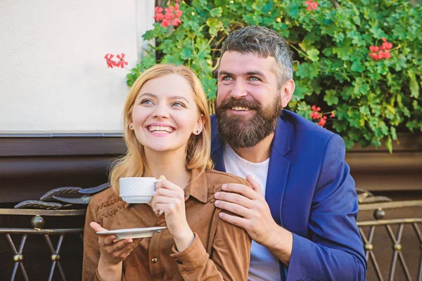 Glückliches verliebtes Paar bei einem romantischen Date. friedlicher Morgen. Brutaler bärtiger Hipster und Mädchen trinken Kaffee. Morgenkaffee. Frau und Mann mit Bart entspannen sich im Café. Erstes Treffen von Mädchen und reifem Mann — Stockfoto