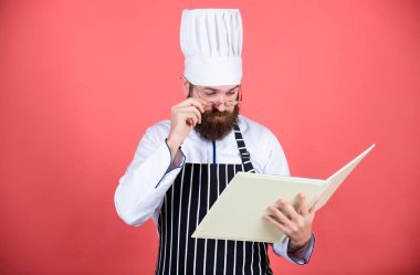 Vejetaryen. Sakallı olgun şef. Sağlıklı yemek pişirme. Şapkalı şef adam. Gizli tat tarifi. Diyet ve organik gıda, vitamin. Sakallı adam mutfakta yemek pişirir, mutfak. Her şey planlandığı gibi gidiyor.