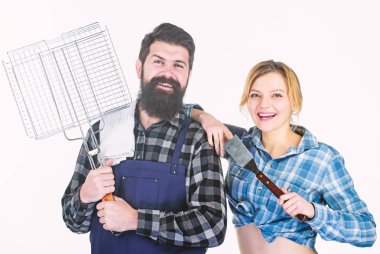 Mükemmel görünüyorsun. Kızarmış et için aletler. Sakallı hippi ve kız. Hazırlık ve aşçılık. Aile hafta sonu. Birbirine aşık çiftler mutfak gereçlerini tutarlar. Piknik barbeküsü. yemek tarifi