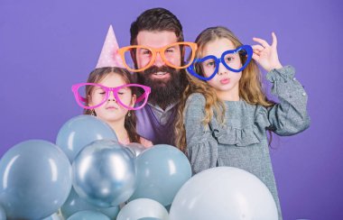 Şimdiye kadar en iyi baba. Babalar günü. Kızı baba aktif yaşam ilgi gerekir. Doğum günü partisi. Baba ile iki kızı eğleniyor. Babalık kavramı. Dostu aile giyim komik parti aksesuarları