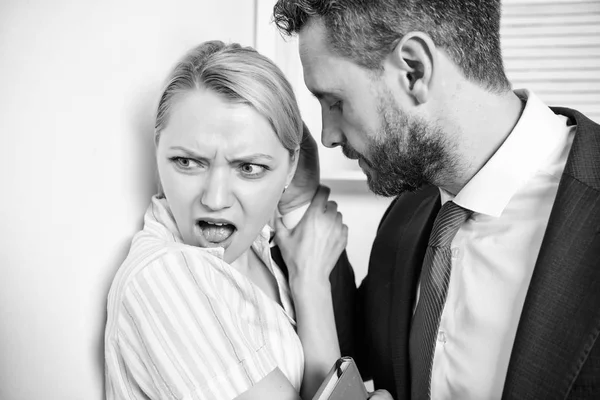 Femme de bureau et son patron lubrique. Bureau des préjugés. Protection des droits des femmes . — Photo