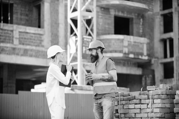 건설 팀 통신 개념입니다. 건설 클라이언트와 산업 건물의 참가자 간의 관계. 여성 엔지니어와 잔인 한 작성기 통신 건설 사이트 배경 — 스톡 사진