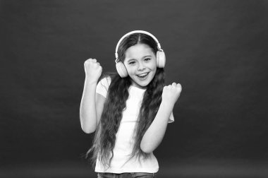 Müzik tadı. Müzik bir önemli parçası hayatını gençler oynar. Güçlü etkisi müzik gençler onların duygular, dünya algı. Kız kırmızı arka plan müzik kulaklıktan dinleyin. Modern araç konsepti