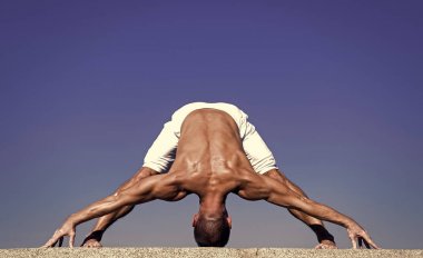 Yoga pratik uyum ve denge bulmanıza yardımcı olur. Pratik yoga mavi gökyüzü arka plan adamım. Ulaştı içiniz rahat olsun. Meditasyon ve yoga kavramı. Yoga denge bulmanıza yardımcı olur. Uygulama asana açık