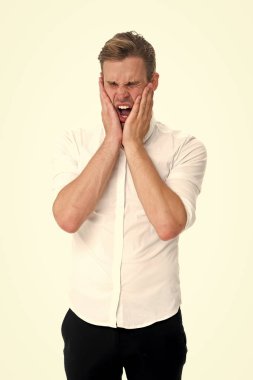 Bunalmış kavramı. Esneme yüz resmi gömlek beyaz arka plan adamım. Adam yorgun stresli esneme gözleri kapalı tutun. Açık ağız yawns kapak ağız elleri olan adam. Ofiste stresli çalışma