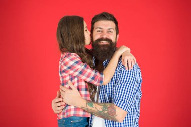 Spontane öpücük. Küçük çocuk babasını seviyor. Aile bağları. Babalar günü. çocuk günü. babası ile mutlu küçük kız. baba ve kızı kucaklamak. aşk öpücüğü. kızı babasını öpmek. sadece bir öpücük