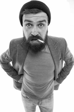 Acımasız tıraşsız adam izole beyaz arka plan sigara. Acımasız alışkanlıkları ve yaşam tarzı. Hipster acımasız sakallı tütün sigara içen. Adam acımasız sakallı hippi zorba vagabond duman Sigara giyinmiş