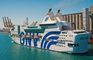 Barselona, İspanya, 30 Mart 2016: okyanus gemisi Gnv Rhapsody Genova liman içinde. Hedef gemisi gezisine cruise. Deniz gemisi tarafından seyahat. Yaz tatil tatil. Yolculuk tutkusu ve liner bulma