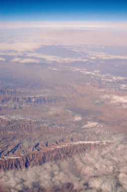 Dağ manzarası, havadan görünümü. Yolculuk tutkusu ve seyahat. Dünya yüzeyinde. Çevre koruma ve ekoloji. Hayat sadece yeryüzünde mümkündür, korumak