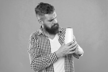 Saç ve sakal bakım. Erkek moda. Sakallı adam. Sakal ve tıraş. Olgun hippi sakallı. Şampuan ve saç kremi seçme. acımasız hippi bıyıklı. Duştan sonra kendini