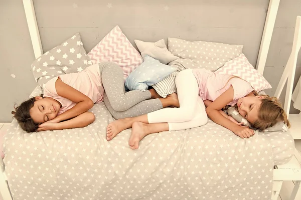 Imaginação enquanto dorme. meninas crianças têm imaginação rica e sonhando sono branco à noite. pequenas garotas ou crianças pequenas. sempre felizes juntos — Fotografia de Stock