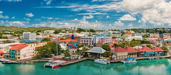 St johns, Antigua - 05 de marzo de 2016: ciudad y puerto marítimo en el cielo azul nublado. Vacaciones de verano en la isla tropical. Viajar y vagabundear — Foto de Stock