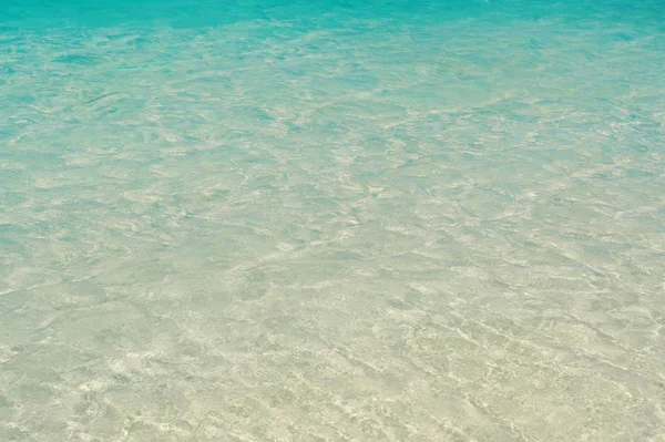Mar Caribe en costa maya, México. Agua de mar o de mar. Agua de mar clara sobre arena blanca en un día soleado. Belleza de la naturaleza. Vacaciones de verano en la playa — Foto de Stock