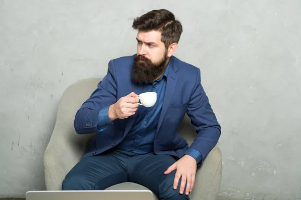 Concepto de pausa. Gente de negocios. El mejor café servido para él. Atractivo gerente pensativo en el estado de ánimo reflexivo. Café. Recarga y recarga. Hombre guapo barbudo hombre de negocios sostener la taza de café —  Fotos de Stock