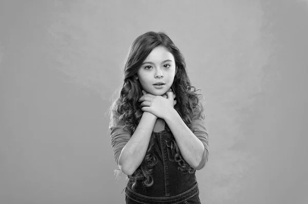 Felicidade infantil. Menina feliz. Beleza e moda. moda de criança pequena. Dia internacional das crianças. menina pequena criança com cabelo perfeito. sentido de liberdade. Não consigo respirar. gripe — Fotografia de Stock