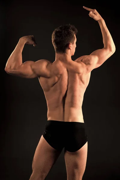 Hombre atleta con cuerpo muscular, torso, vista trasera — Foto de Stock