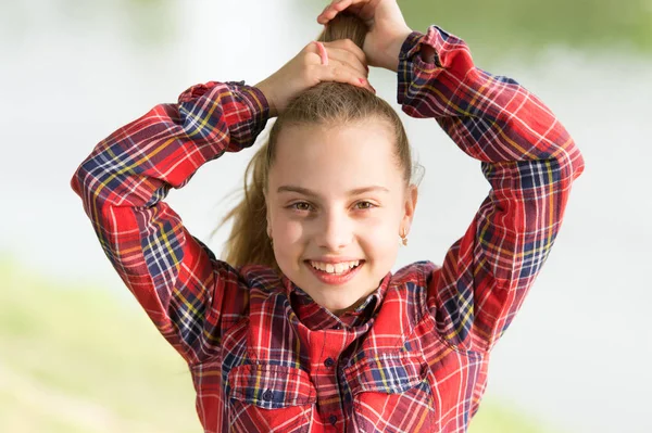 Adoro pentear-me. Criança bonito fazendo seu estilo de cabelo de rabo de cavalo fantasia. Adorável menina pequena styling longo cabelo loiro. Seu cabelo precisa de um cabeleireiro — Fotografia de Stock