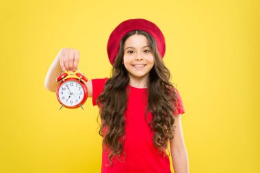 Zaman doldu. Fransız tarzı şapkalı küçük kız. Uzun kıvırcık saçlı, bereli mutlu kız. Güzellik kuaförü. Çalar saati olan çocuk. Sonsuz moda. Sarı üzerine Parisli bir çocuk. Günaydın. Sabah bakımı