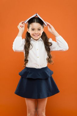 Her şey kontrol altında. Okul stresiyle başa çıkmak. Kız çocuk tutma defteri. Bilgi konusunda heyecanlı. Ders kitabı okuyan bir kız. Çocuk okul üniforması tutma defteri. Yaşam dengesi ve pozitiflik