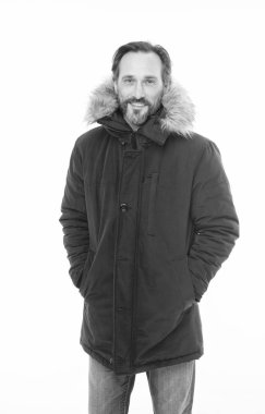 Sıcak tut. Kış şık erkek giyim. Adam sakallı hippi giyim sıcak ceket kürk beyaz arka plan ile. Adam kukuleta ile sıcak ceket giymek. Sıcak giysiler içinde rahat hissediyorum. Rahat kış giyim