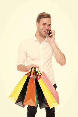 Çevrimiçi alışveriş yaparken heyecanlı genç adam. Siber Pazartesi ve siyah Cuma kavramı. büyük satış alışveriş merkezi. Pozitif adam alışveriş zevk. Kaliteli hizmet. Ev alışveriş. Kolay ve hızlı