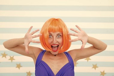 Çizgi roman oyuncusu konsepti. Kadın neşeli ruh hali eğleniyor. Kadın oyuncu performans çalışıyor. Parlak kıyafetleri sever. Stüdyonun çizgili arka planında poz veren kız. Mavi elbiseli kızıl saçlı kadın.