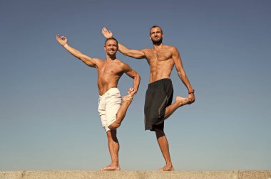 Başarı sürekli ilerlemedir. Kaslı erkekler spor ve zindelik yapar. Kaslı vücutlu adamlar. Sporda başarıya ulaşmak. Temiz havada sağlık aktiviteleri. Sağlık için egzersiz yapmalısın.
