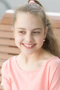 Masum bir gülümseme. Kocaman gülümseyen sevimli küçük kız. Uzun sarı saçlı ve mutlu gülümseyen sevimli küçük bir çocuk. Gülümseyen çocuk güzel yüzünde beyaz, sağlıklı bir gülümseme