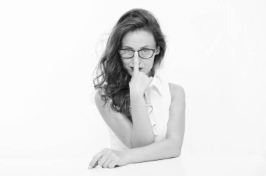 İş koçu. Okula dönelim. Gözlüklü kırmızı dudaklı kız. Güzel bir öğretmen ya da öğrenci. İşletme okulu koçu. Kıyafet kuralı. Moda ve güzellik. Seksi bir iş kadını. Kendine güvenen güzellik