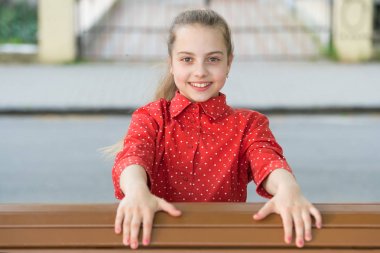 Çocuk bakımı mükemmelliği. Mutlu küçük küçük kız çocuk bakımında gülümsüyor. Kreş. Eğitim bakımı ve oyun el ele gitmek nerede