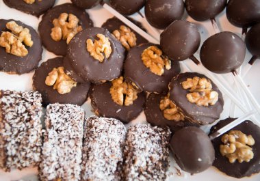 İyi bir hayat için iyi bir ısırık var. Karışık bisküvi. Koyu çikolata kaplı buiscuits. Çeşitli tatlar pişmiş bisküvi gıda. Lezzetli bisküvi veya kurabiye