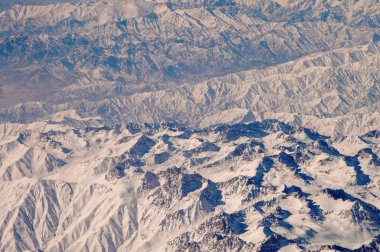 Karlı dağlar, havadan görünümü. Dağ manzarası. Çevre koruma ve ekoloji. Yolculuk tutkusu ve seyahat. Dünya'ya hayatın ana bizim kaynağıdır