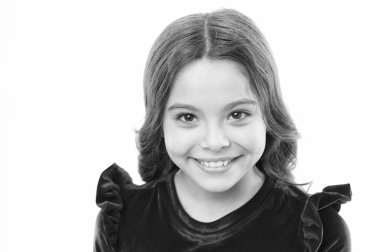 Şirin ve şık. çocuk moda ve güzellik. Kırmızı elbiseli küçük kız. çocukluk ve mutluluk. mutlu çocuk günü. Güzellik ve moda. Küçük tatlı şey. Saf güzellik. Harika ve güzel