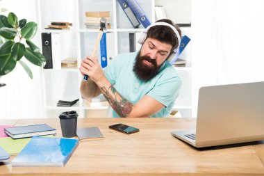 Başarısız mobil görüşmeler. Çağrı merkezindeki iş ile ilgili en sinir bozucu şey. Gelen arama. Sinir bozucu müşteri arıyor. Adam sakallı adam kulaklık ofis akıllı telefon üzerinde salıncak çekiç. Bozulmuş iletişim