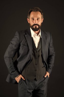 İş kavramı. Sakallı adam iş takım elbiseli. Üst düzey iş lideri. Sonraki seviyeye işinizi almak