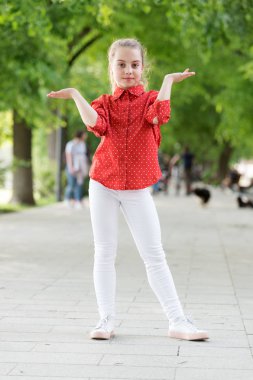 Çocuk gelişimi ve gelişimi. Yaz parkında oynayan sevimli küçük kız. Sağlıklı gelişim ve çocuk sağlığı. Geliştirme ve büyüme