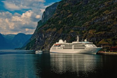 Liner liman içinde dağ manzarası Flam, Norveç'te cruise. Deniz liman yeşil dağlar ile tatil gemisiyle. Cruise hedef ve seyahat. Yaz tatili ve tatil. Yolculuk tutkusu ve keşif