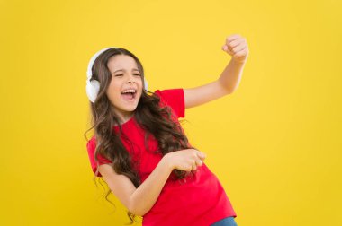 En iyi şarkılar. Genç çocuklar kulaklıkla müzik dinlemeyi severler. Küçük kız favori müzikten hoşlanıyor. Ritmi yakala. Çocuk müzik kulaklığı dinliyor. Eğlence ve eğlence. Tüm müzik dünyası kulaklarında