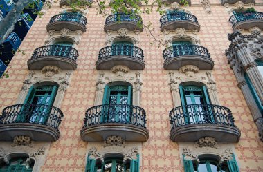 balkon Barcelona'da Casa Ramos bina cephesinde. Modernist mimarisi ve stil. Barcelona evlerin tasarım yapısı. Seyahat ve tatil