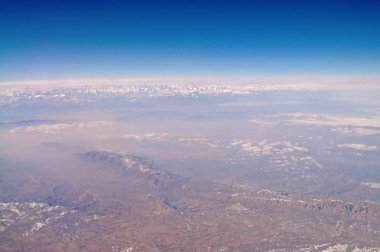 Mavi gökyüzü, havadan görünümü üzerinde dağ manzarası. Dünya yüzeyinde. Çevre koruma ve ekoloji. Yolculuk tutkusu ve seyahat. Dünya ve gelecek kaydetmek