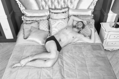 Daha fazla uyku ihtiyacı var. Adam sabah uyku. Yatak odasında uyku sahip yakışıklı bir adam. Seksi adam evde yatakta uyuyor. Sabah saat. Sabah uyurken çok tatlı biri. Zevk güzel sabah