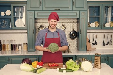 Adam şef mutfakta yemek önlük giymek. Taze sebze ile adam cook vejetaryen tarifi. Vejetaryen diyet kavramı. Mutfak tarifi. Şef pişirme Vejeteryan tarifi. Vejetaryen mutfağı zengin vitamin