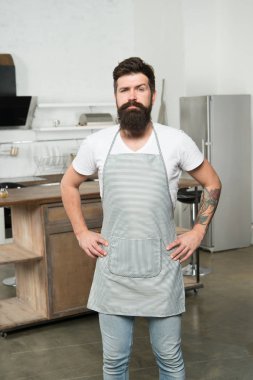Gerçek erkekler için mutfak. Evde lezzetli yemekler pişiriyorum. Ev yemekleri. Güzel tarifi tavsiye ederim. Mutfak işi. Restoranda acımasız kendine güvenen şef. Hipster sakallı erkeksi şef mutfakta yemek pişirme